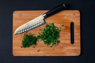Порубленная ножом зелень