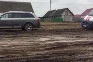 В Ивацевичском районе скорую вытаскивали из грязи на дороге