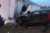 Внедорожник протаранил кирпичный забор в Минске