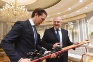 Федеральный канцлер Австрии подарил Лукашенко лыжи