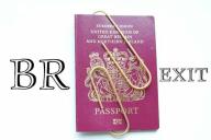 Британцам начали выдавать паспорта без слов «Европейский союз» на обложке