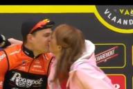 Журналистка и спортсмен случайно поцеловались во время интервью