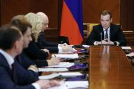 Медведев потребовал за неделю найти виновных в загрязнении нефти
