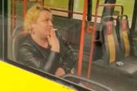 В соцсетях гуляет видео с пассажиркой, которая курит в автобусе