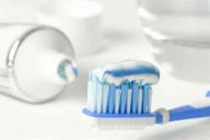 Чем можно заменить обычную зубную щётку: рассказали стоматологи