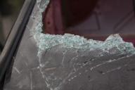 Житель Мостов выбросил бутылку в окно и попал в машину