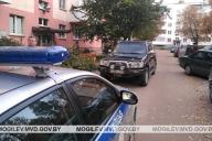 В Бобруйске внедорожник сбил 8-летнюю девочку во дворе дома