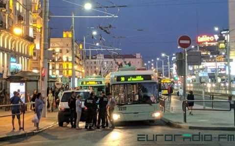 ДТП с инкассаторской машиной парализовало движение троллейбусов на Привокзальной площади в Минске